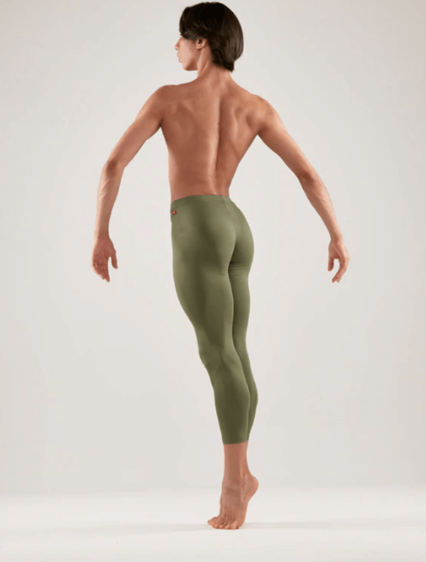 Na imagem com cor, modelo usa malha verde da Furlan Dancewear