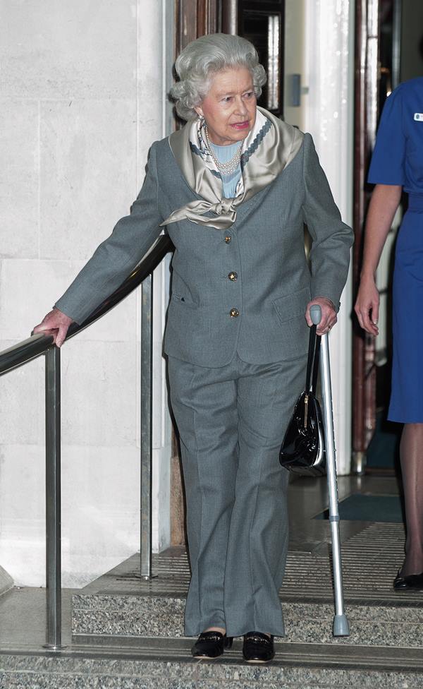 Mulher branca da família real andando na rua