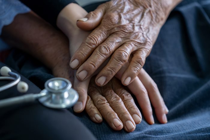 Fotografia colorida de mãos uma sobre as outras