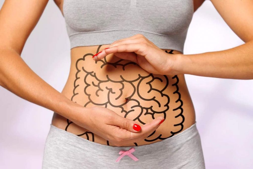 mulher com desenho de intestino na região abdominal - Metrópoles - flora intestinal