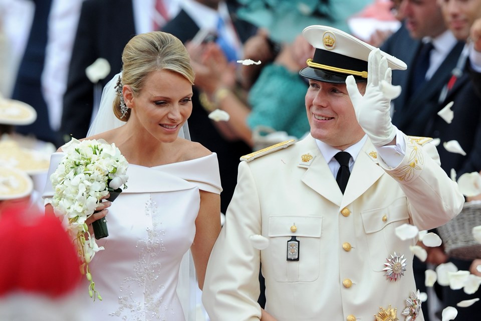 Foto colorida. Mulher vestida de noiva e homem com trajes militares
