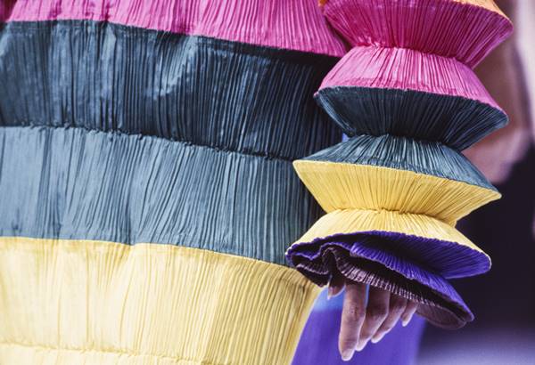 Peças colorida com camadas de plissados by Issey Miyake