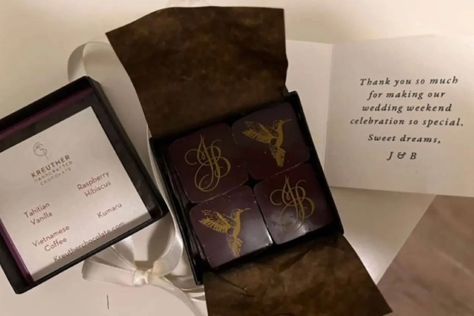 Caixa de chocolates que Jennifer Lopez e Ben Affleck deram aos convidados do casamento