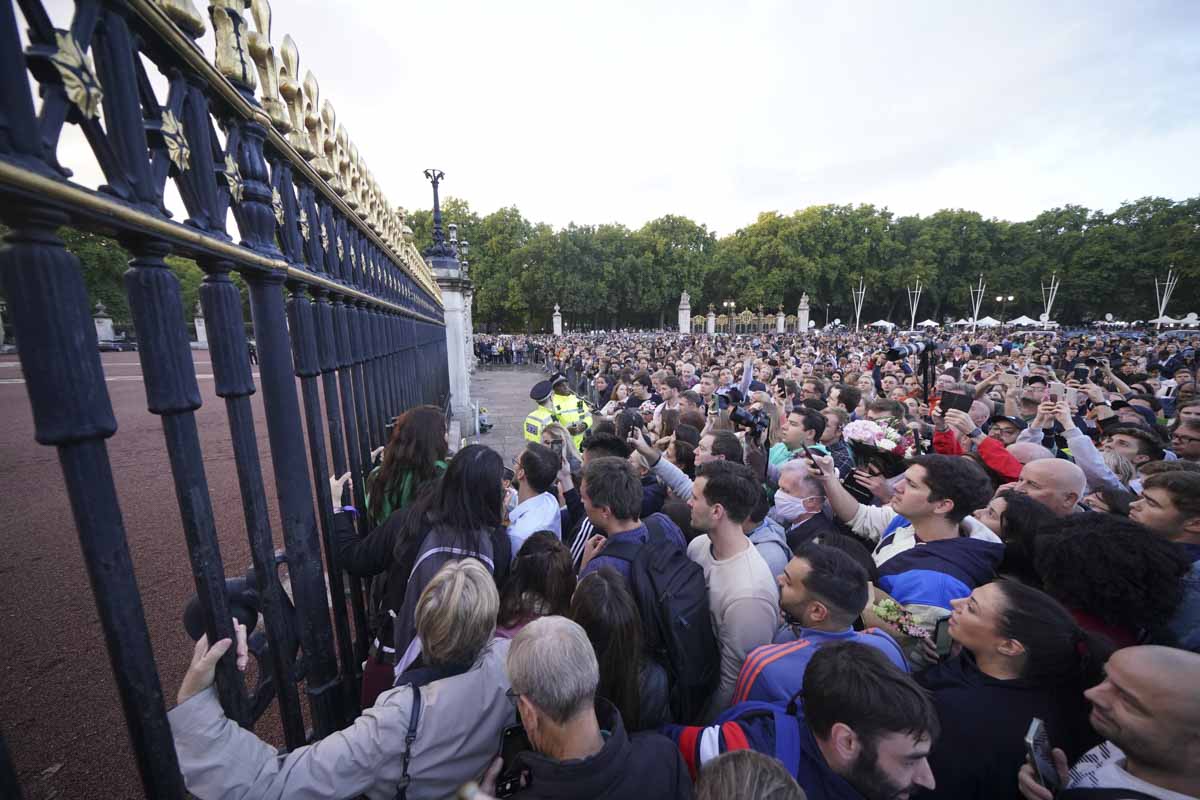 Pessoas se reúnem do lado de fora do Palácio de Buckingham após o anúncio da morte da rainha Elizabeth II