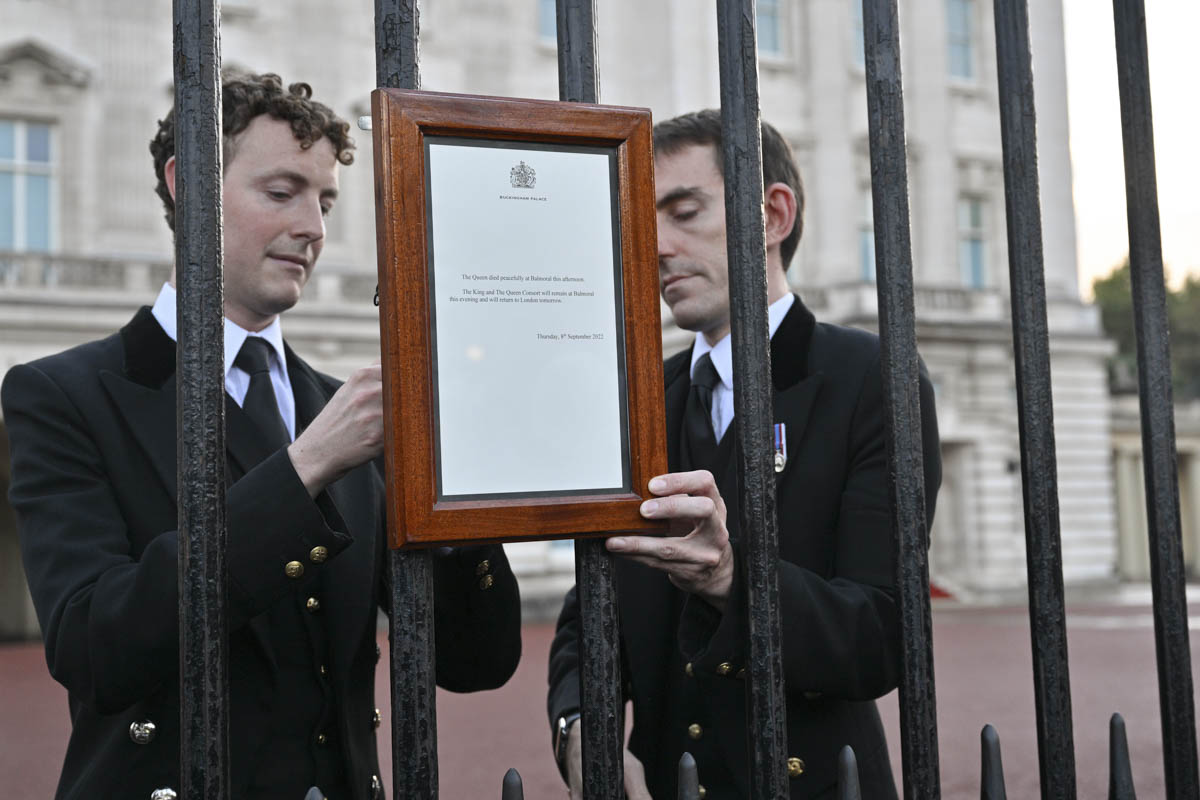 O anúncio real oficial da morte da rainha Elizabeth II nos portões do Palácio de Buckingham