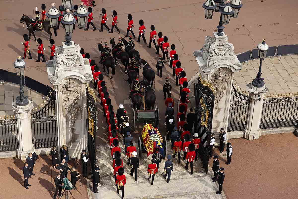 O caixão coberto com a bandeira da rainha Elizabeth II é levado em procissão em uma carruagem de artilharia real da tropa do rei do Palácio de Buckingham para Westminster Hall em 14 de setembro de 2022 em Londres, Inglaterra. A rainha ficará deitada até o início da manhã de seu funeral. A rainha Elizabeth II morreu no Castelo de Balmoral, na Escócia, em 8 de setembro de 2022, e é sucedida por seu filho mais velho, o rei Carlos III