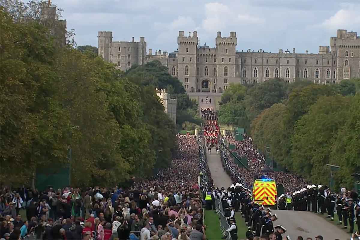 Caixão da rainha Elizabeth chega a Windsor