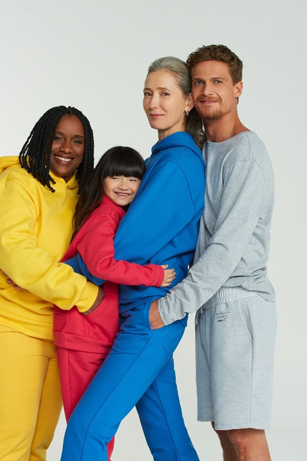 Campanha de divulgação da Simples, submarca da Reserva, onde modelos posam com as roupas em um fundo branco. Na foto, é possível ver quatro modelos usando moletons da marca nas cores azul, amarelo, cinza e vermelho.