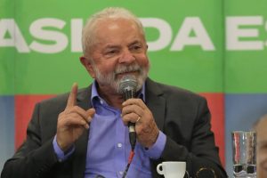 ex-presidente Luiz Inácio Lula da Silva sorri e aponta para cima