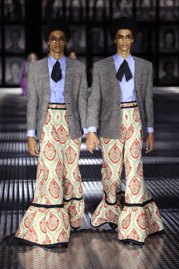Na imagem com cor, gêmeos na passarela da Gucci - Metrópoles 