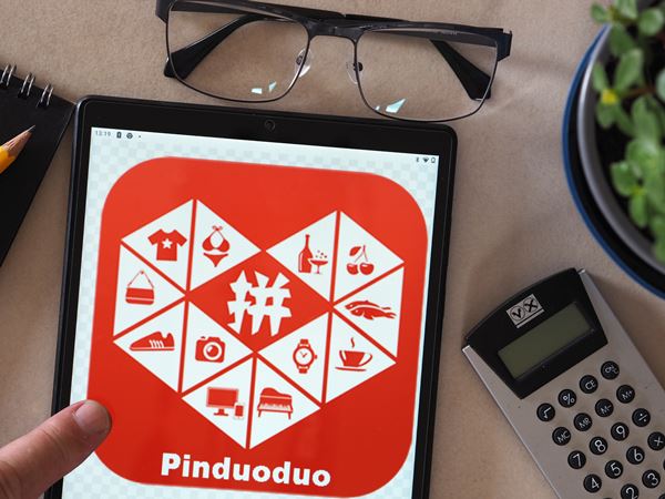 Na imagem com cor, Pinduoduo estreou no mercado norte-americano
