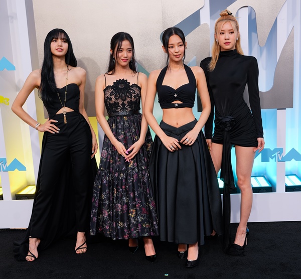 Lisa, Jisoo, Jennie e Rosé, integrantes do grupo de k-pop BlackPink, no MTV VMA de 2022