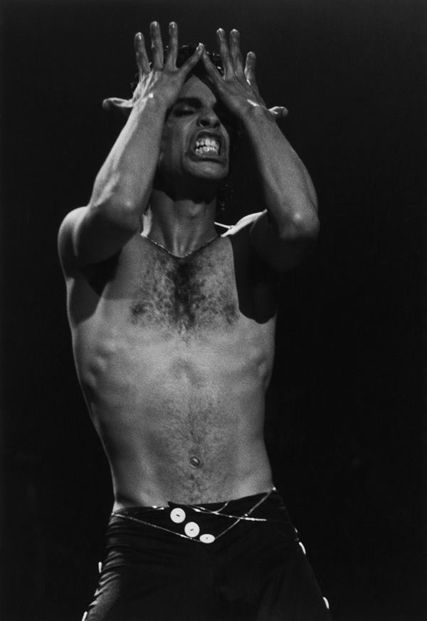 Na imagem em preto e branco, cantor Prince durante apresentação