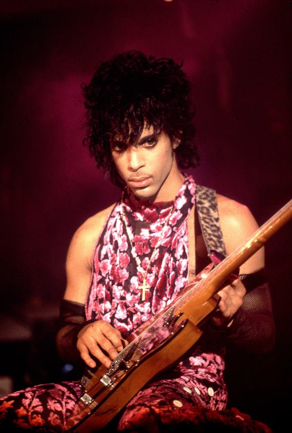 Na imagem com cor, Prince durante apresentação