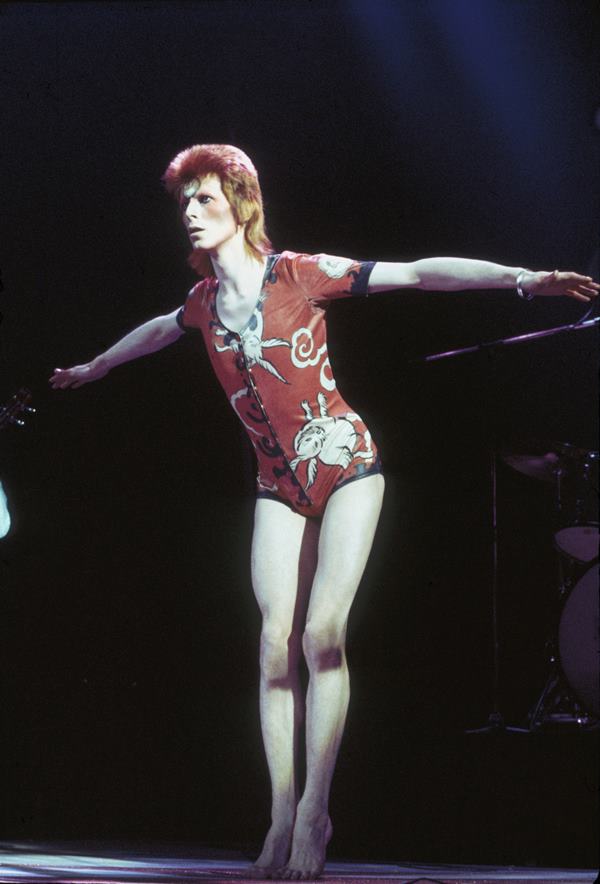 Na imagem com cor, o cantor David Bowie 
