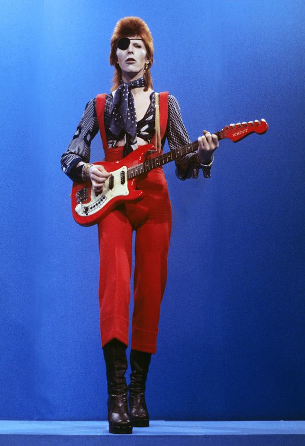 Na imagem com cor, o cantor David Bowie