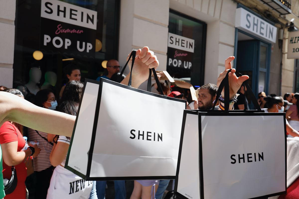 Felipe Neto Pessoas carregam sacolas brancas com logotipo da Shein fast fashion - Metrópoles brechó segunda mão