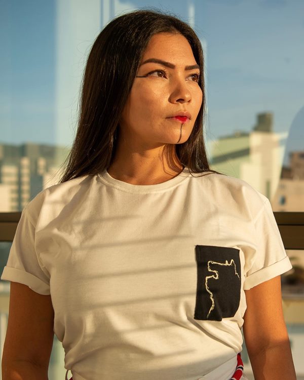 Na imagem com cor, modelo usa camiseta com estampa indígena