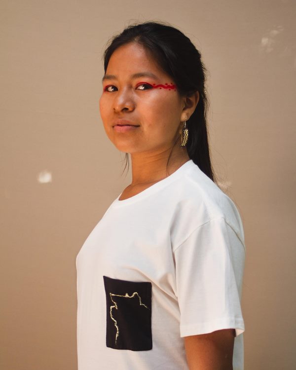 Na imagem com cor, modelo usa camiseta com estampa indígena