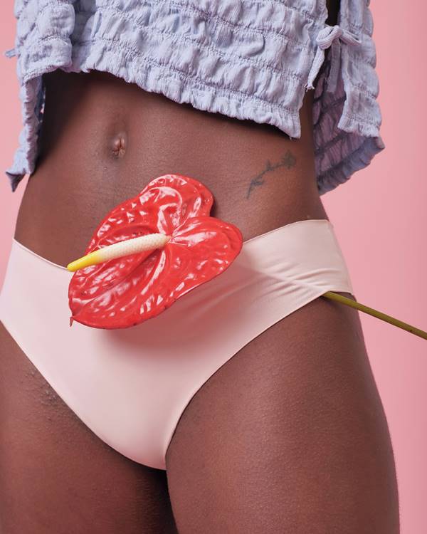 Modelo usa calcinha menstrual da Pantys modelo tradicional em fundo rosa - Metrópoles 