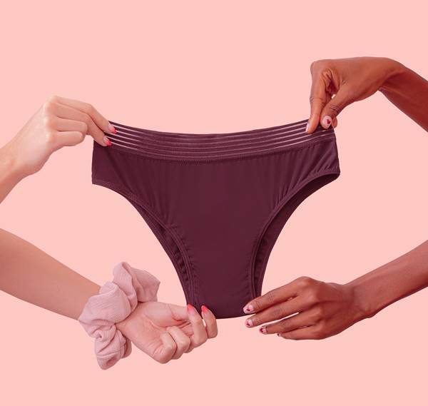 Modelos seguram calcinha menstrual da Pantys em fundo rosa - Metrópoles 