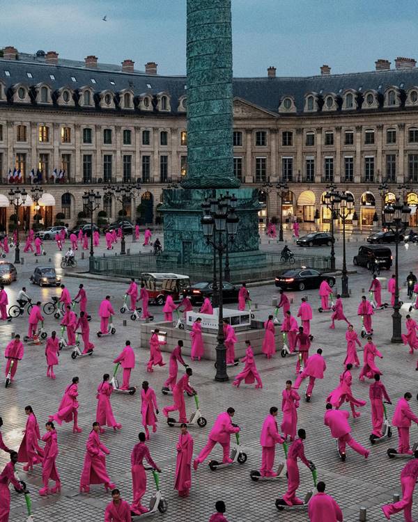 Modelos com roupas cor-de-rosa em praça na campanha da Valentino - Metrópoles