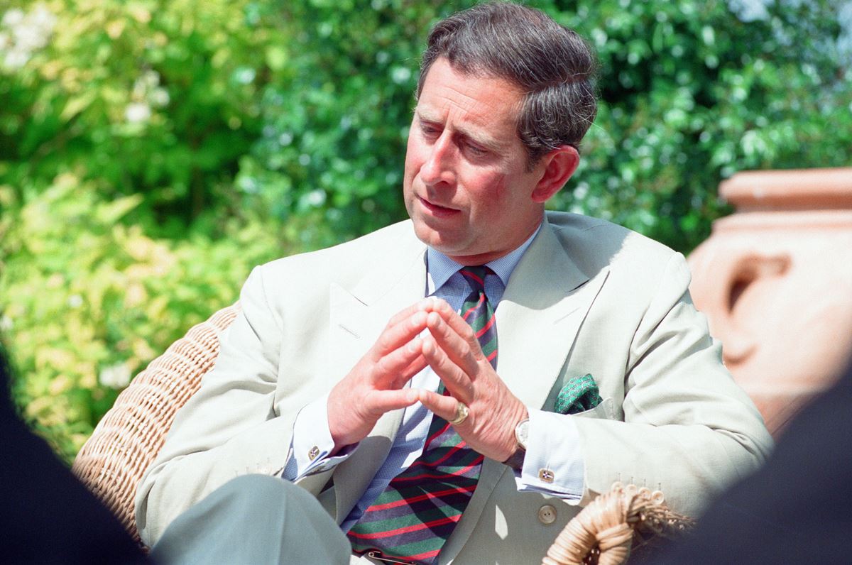 Príncipe Charles, é entrevistado por membros da imprensa galesa, relatando o próximo 25º aniversário de sua posse do Príncipe de Gales (01/07/1969), retratado em sua residência particular de Highgrove House, Doughton, Gloucestershire, quinta-feira, 16 de junho de 1994. - Metrópoles