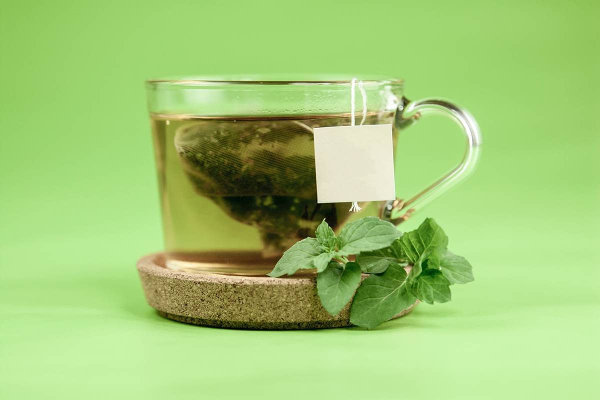 Foto colorida de xícara com chá verde