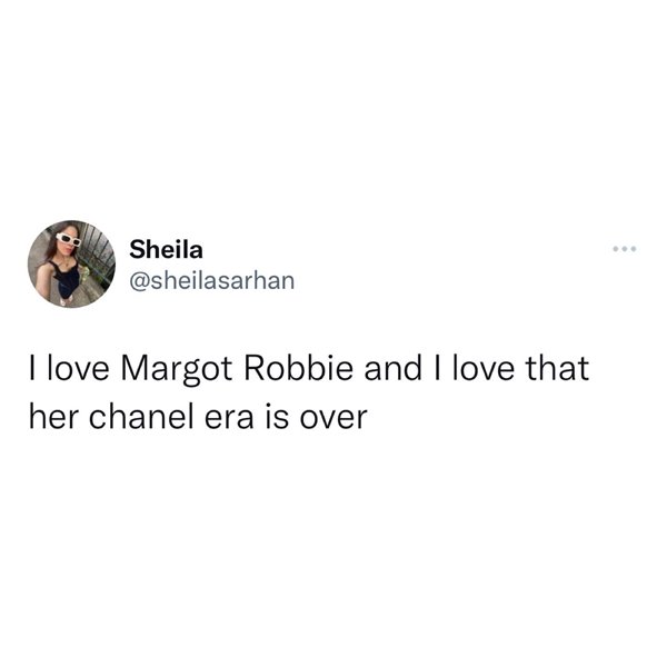 Na imagem com cor, print do Instagram que comenta sobre os novos looks de Margot Robbie - Metrópoles