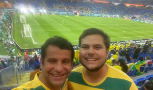 O deputado Doutor Luizinho no estádio 974 na segunda: em Doha, mas registrando presença em Brasília