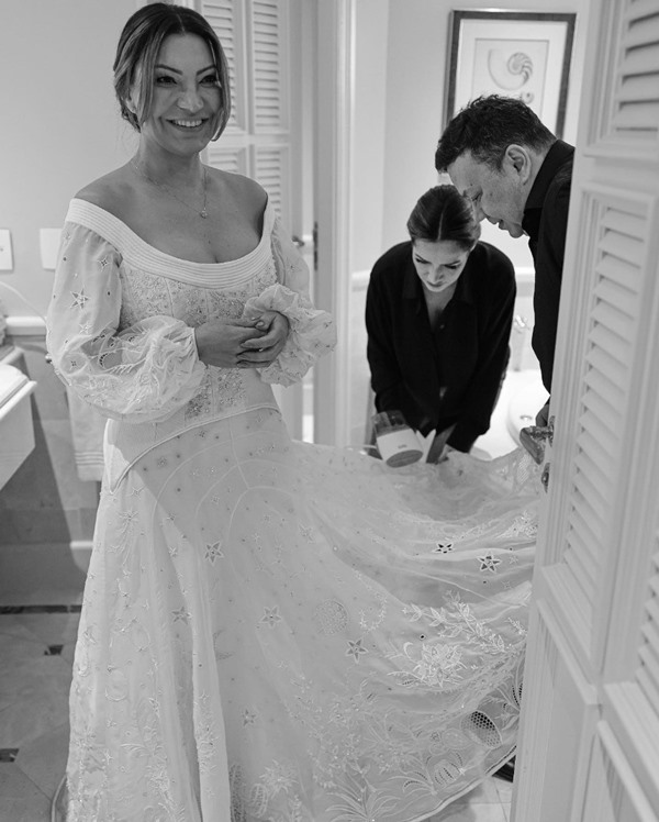 Na imagem com cor, Janja em prova do vestido de noiva - Metrópoles
