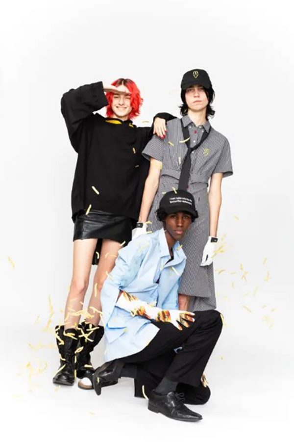 Três pessoas com roupas coloridas em editorial de moda - Metrópoles