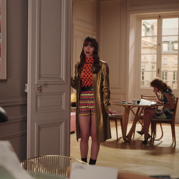Na imagem com cor, cena da terceira temporada de Emily in Paris - Metrópoles