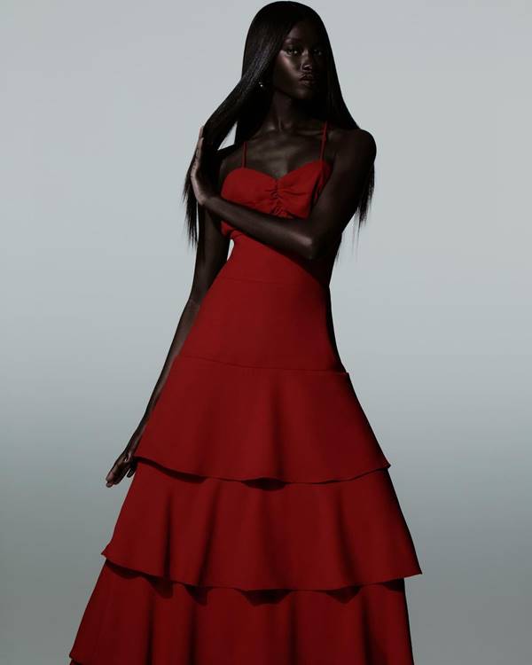 Coleção de fim de ano by Carol Bassi, Na imagem, modelo usa look vermelho - Metrópoles