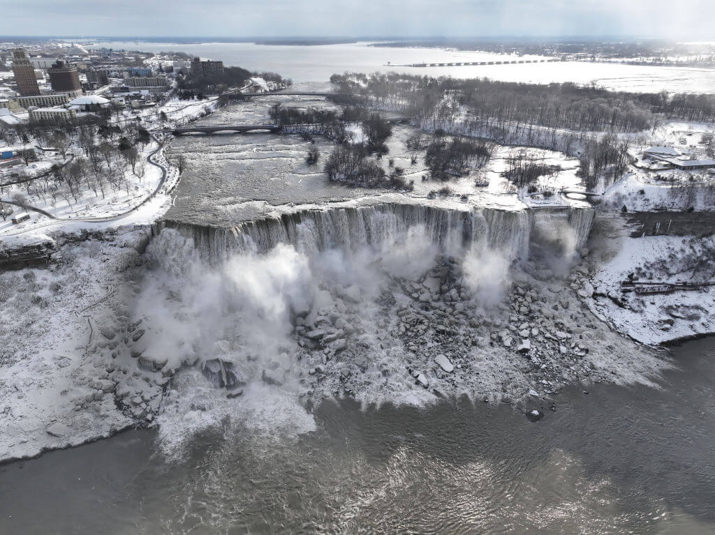 Onda de frio congela parte das Cataratas do Niágara, no Canadá; fotos