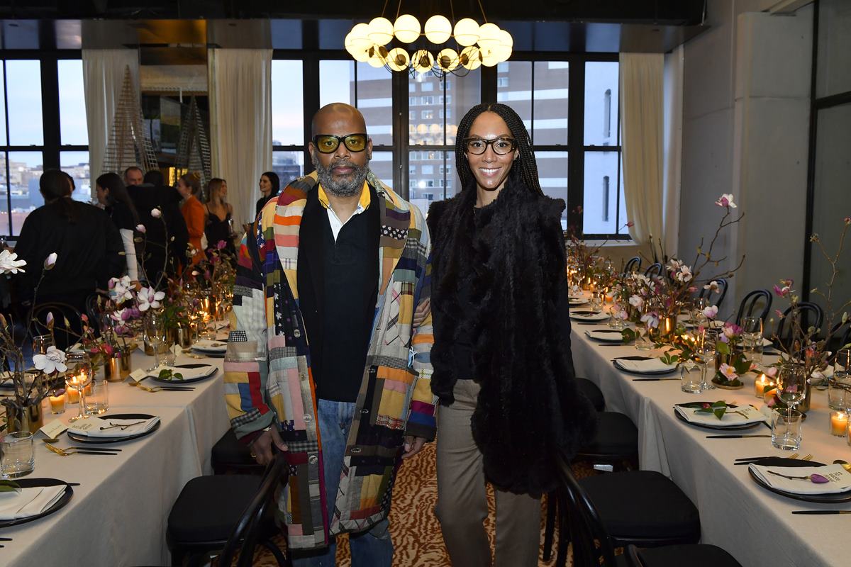 Os empresários Ali Richmond e Hannah Stoudemire, fundadoras da organização Fashion for All, ambos pessoas de meia idade e negras em evento em fevereiro de 2022 em Nova York. Ele usa uma blusa preta, um casaco colorido e uma calça jeans. Ela usa um casaco de pele na cor preta e uma calça bege. - Metrópoles