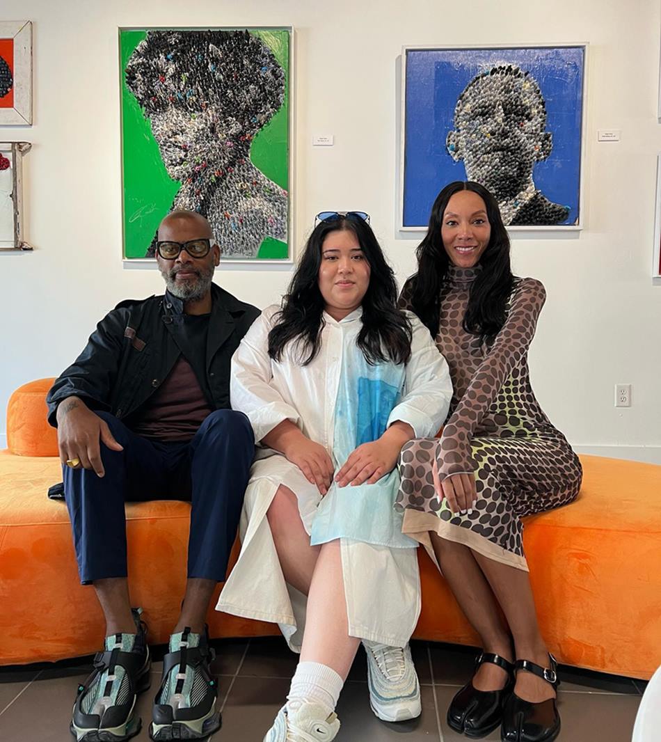 A artista Diana La, uma mulher branca e jovem, sentada no meio dos empresários Ali Richmond e Hannah Stoudemire, duas pessoas negras de meia idade. - Metrópoles