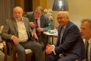 Presidente eleito Lula ao lpresidente alemão Frank-Walter Steinmeier - Metrópolesado do