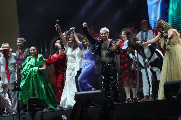 Na imagem com cor, Janja e Lula no palco do Festival do Futuro - Metrópoles
