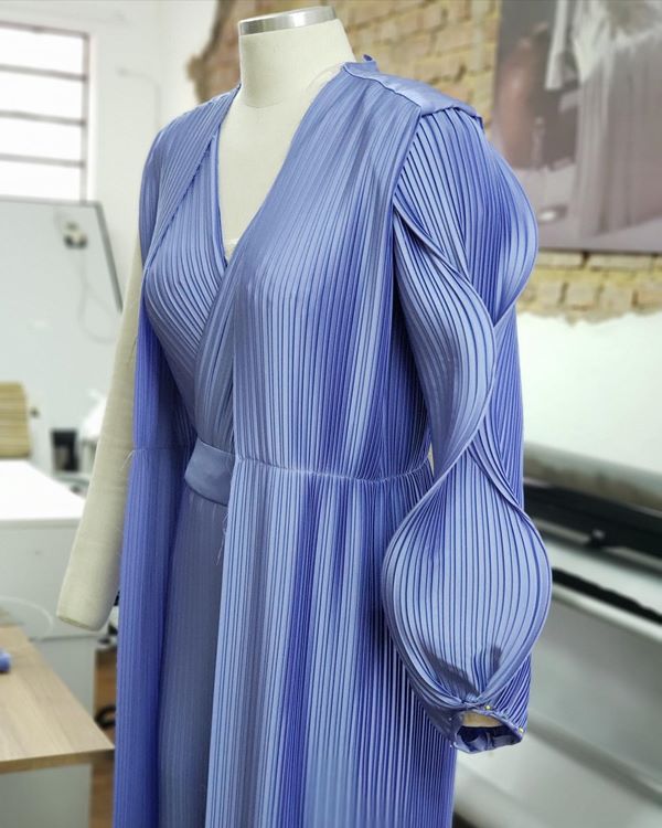 Na imagem com cor, vestido usado por Janja na posse presidencial - Metrópoles