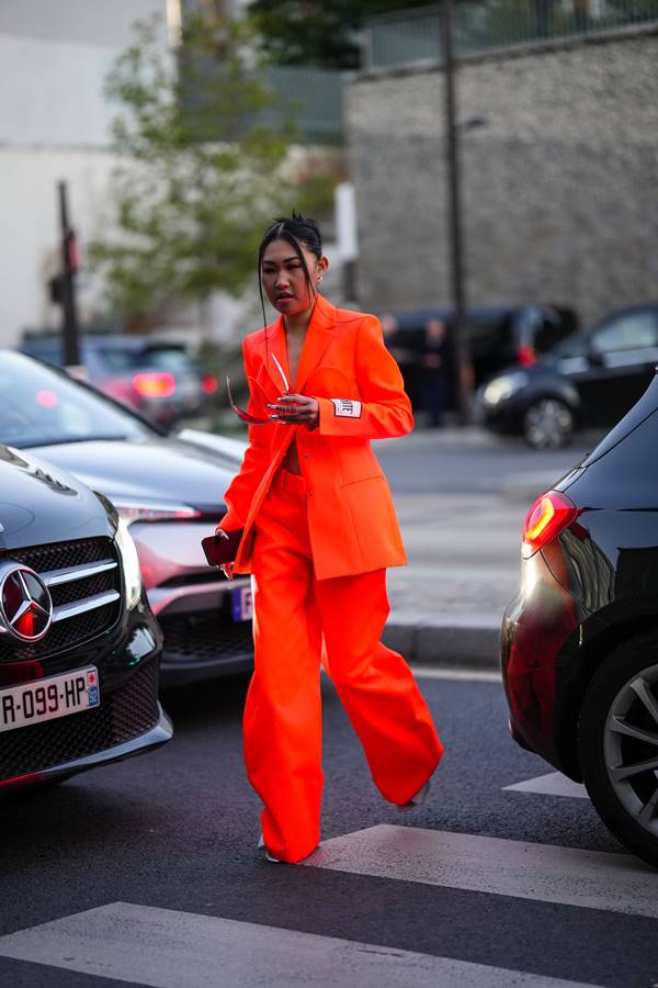 No street style, mulher usa look laranja de alfaiataria - Metrópoles