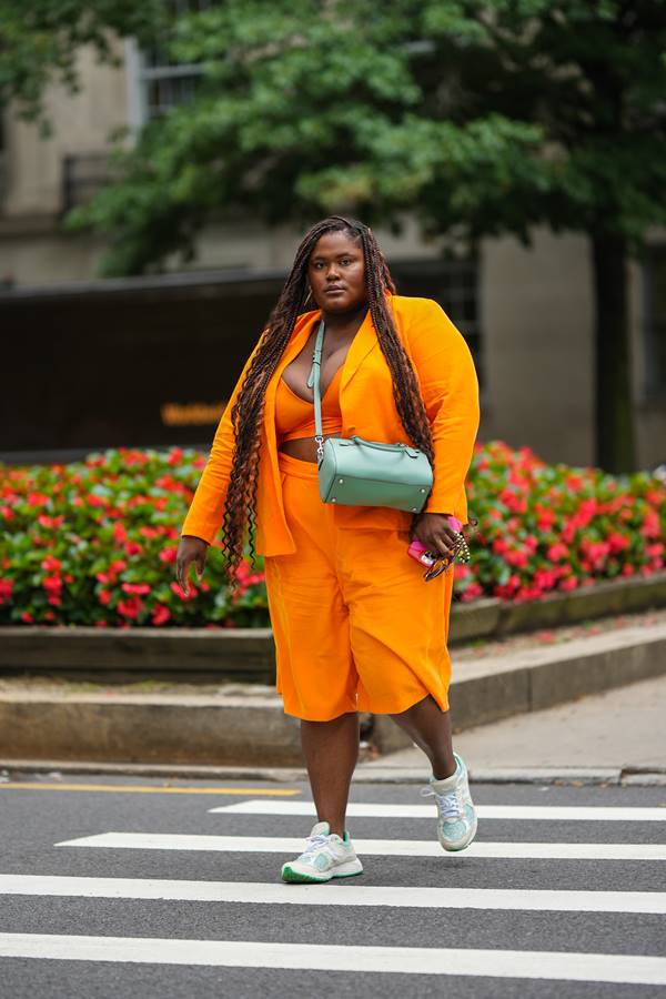 No street style, mulher usa look laranja - Metrópoles