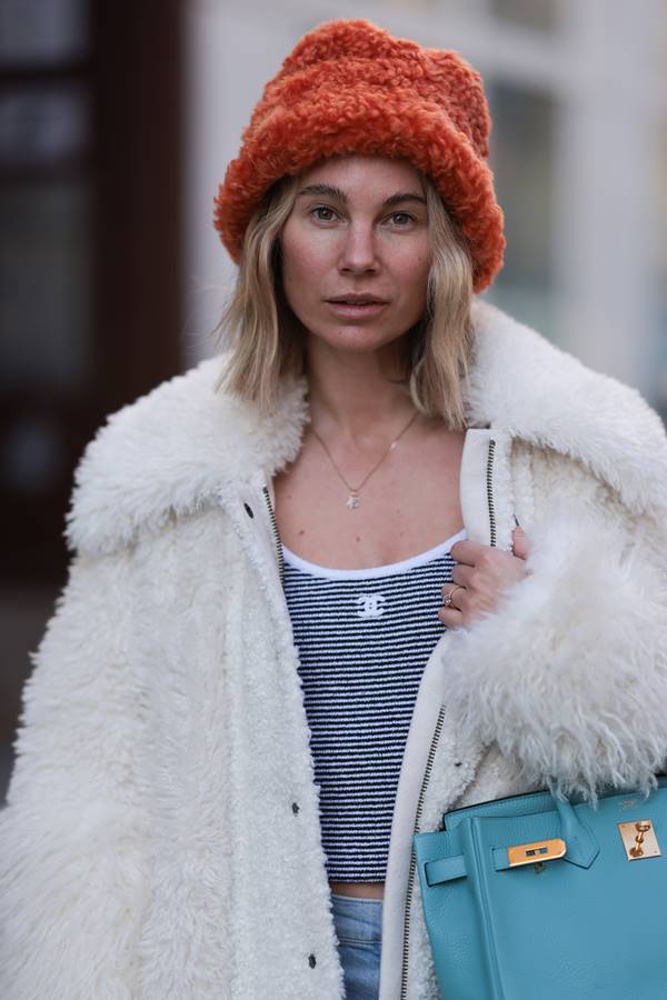 No street style, mulher usa chapéu laranja - Metrópoles