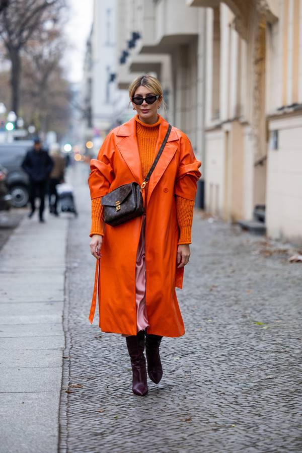 No street style, mulher usa look laranja - Metrópoles
