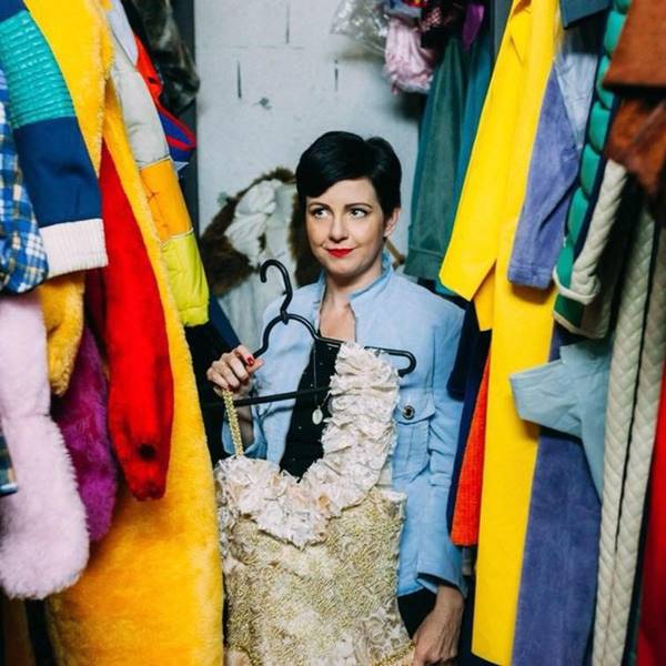 Alice Alves no meio de um closet com roupas coloridas - Metrópoles 