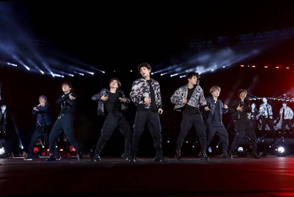 Grupo BTS, de K-pop, no palco, em turnê mundial - Metrópoles