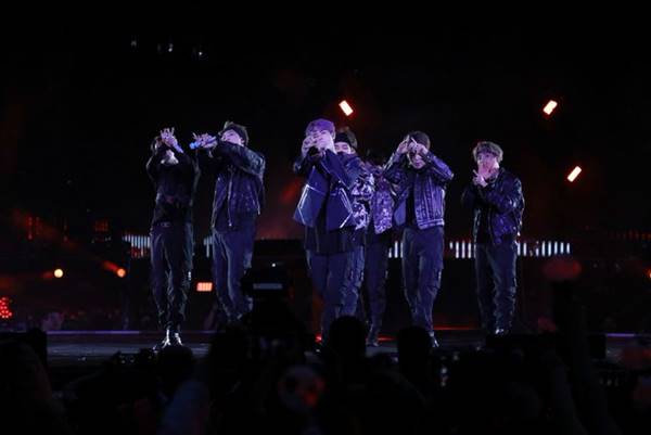Grupo BTS, de K-pop, no palco, em turnê mundial - Metrópoles