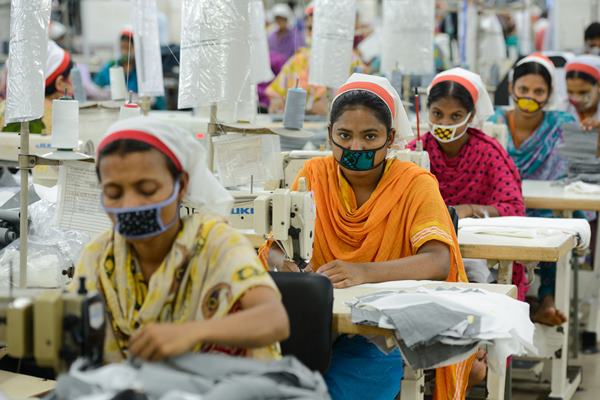 Mulheres trabalhando em confecção de moda - Metrópoles