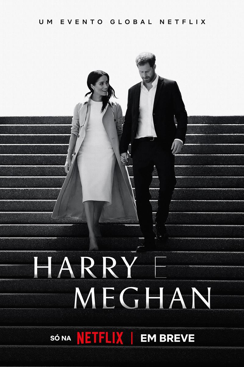 Foto preto e branco em que casal desce escadarias de mãos dadas. Há palavras escritas na imagem, a exemplo de Harry & Meghan e Netflix - Metrópoles