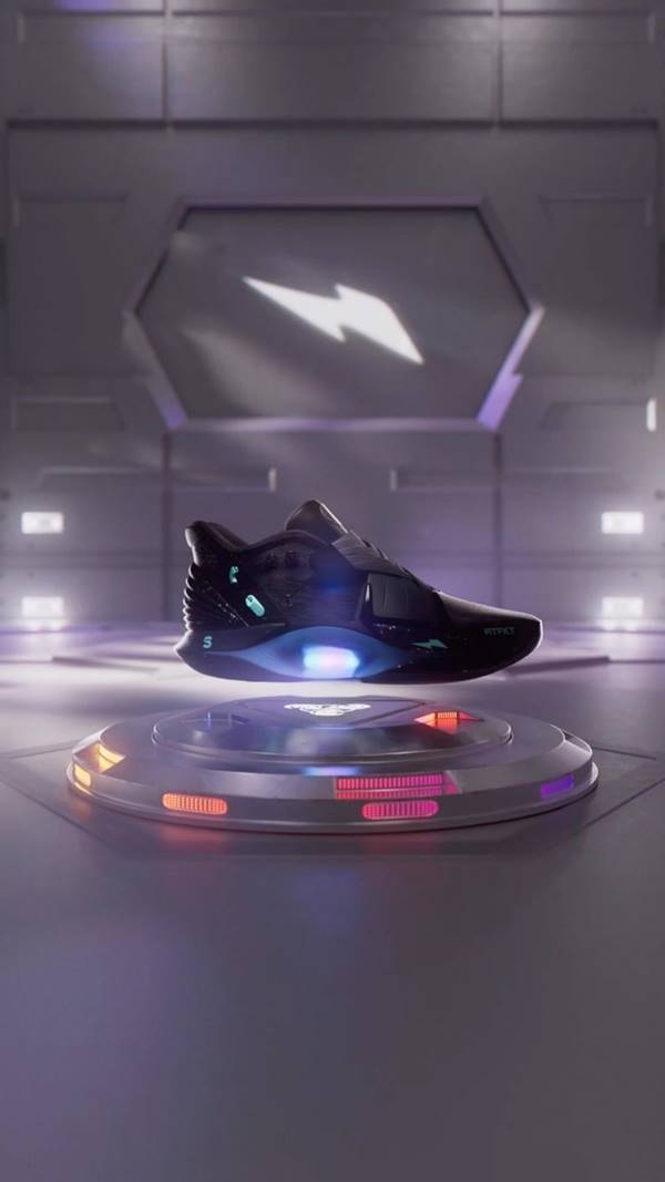 Tênis preto da Nike exposto a luzes coloridas - Metrópoles 